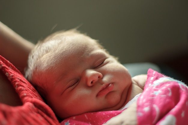 Photo bébé dort sur le sein de sa mère