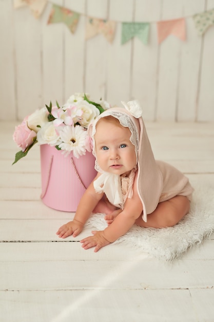 Bébé drôle mignon avec oreille de lapin posant