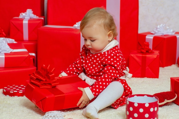 Bébé enfant drôle avec des cadeaux de Noël