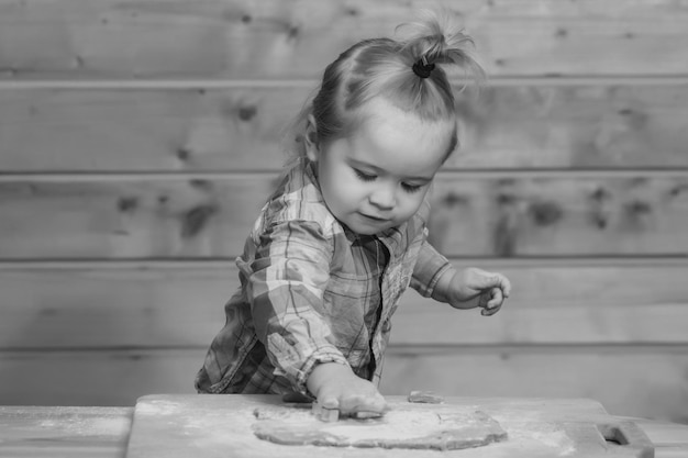 Bébé enfant garçon dans la cuisine aidant à cuisiner jouant avec de la farine petit garçon enfant portant sur ver