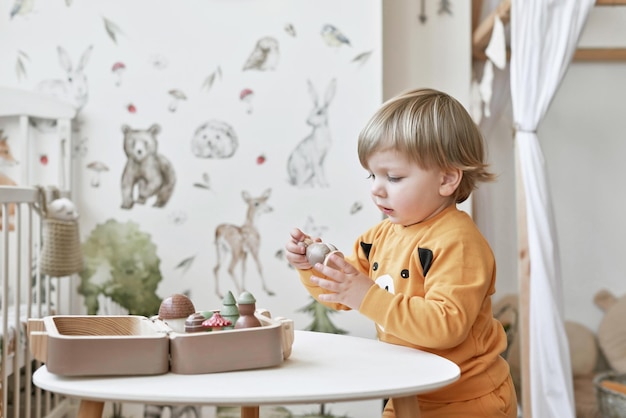 Bébé enfant joue avec des jouets en bois Développement précoce