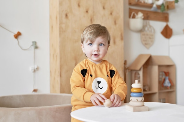 Bébé enfant joue avec des jouets en bois pyramide Développement précoce