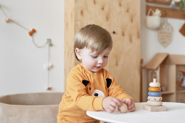 Bébé enfant joue avec des jouets en bois pyramide Développement précoce