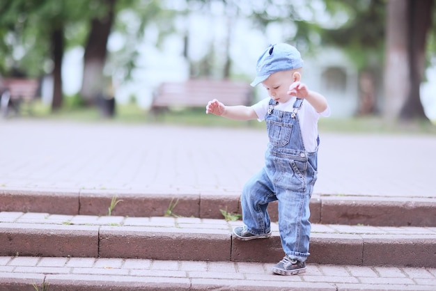 bébé enfant lors d'une promenade d'été dans le parc