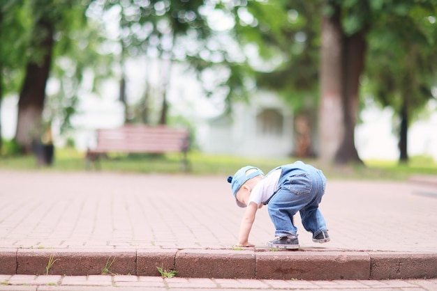 bébé enfant lors d'une promenade d'été dans le parc