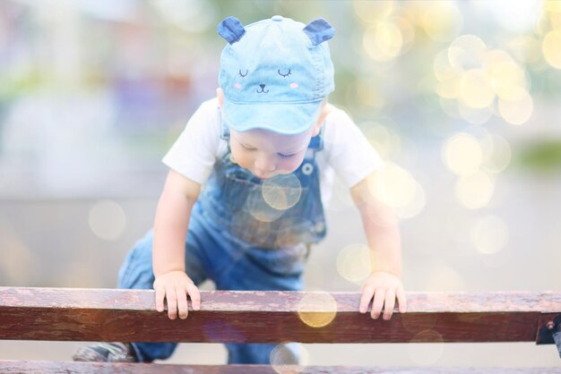 bébé enfant lors d'une promenade d'été dans le parc