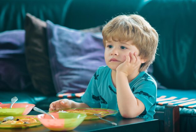 Bébé enfant mangeant de la nourriture enfant garçon mangeant des aliments sains