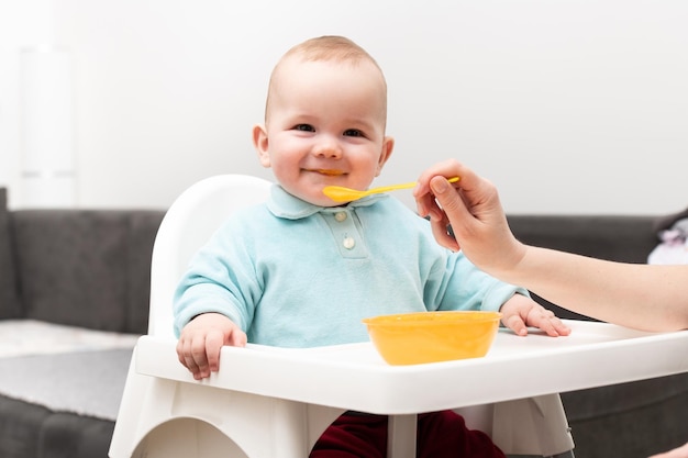 bébé, enfant, manger, dans, chaise