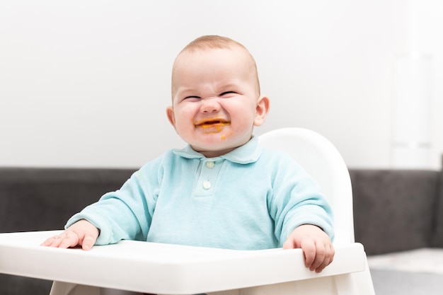 bébé, enfant, manger, dans, chaise