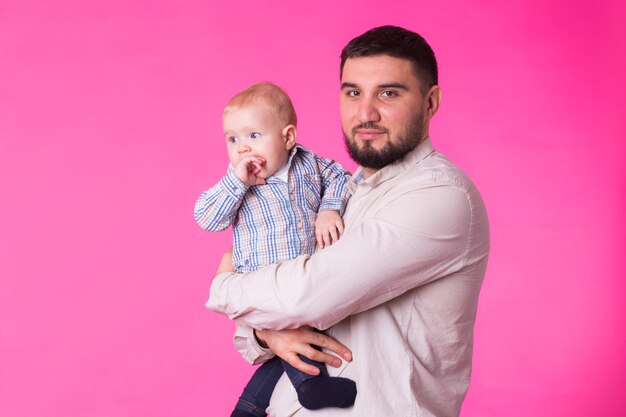 Bébé entre les mains de papa.