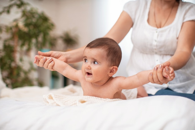 bébé est allongé sur le ventre