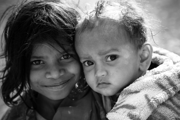 Bébé est souriant et heureux quand elle voit les touristes