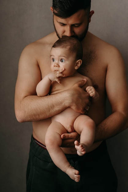 Un bébé est tenu par un homme