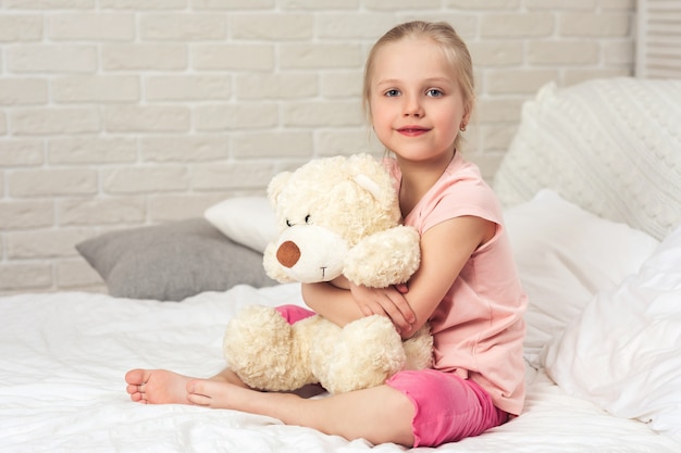 Bébé étreignant un ours en peluche