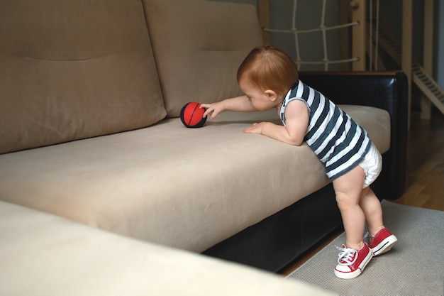 Bébé fait du sport à la maison, le cul de bébé dans une couche.