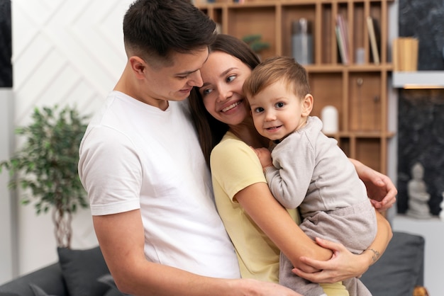 Photo bébé fait ses premiers pas