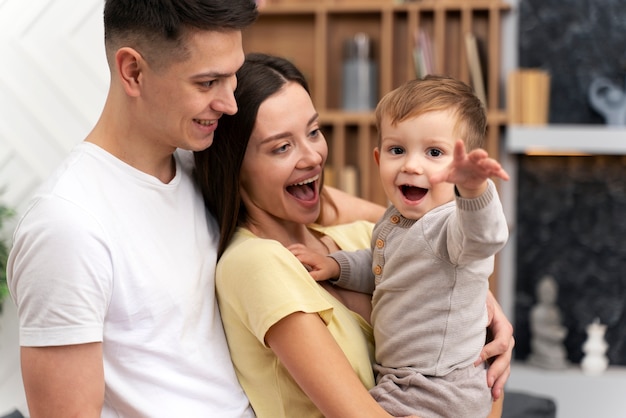 Photo bébé fait ses premiers pas