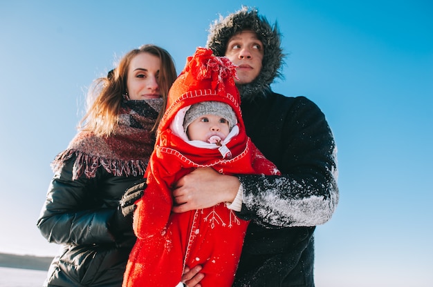 Bébé famille traîneau hiver