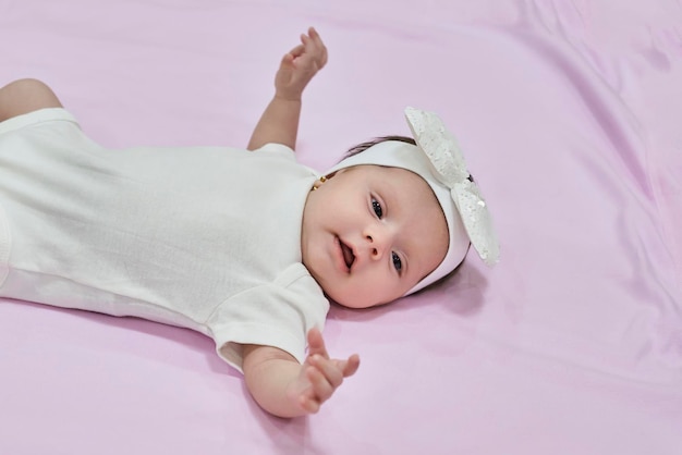 Bébé fille avec bandeau à fleurs blanches