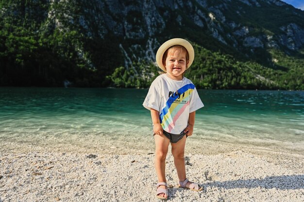 Bébé fille contre le lac de Bohinj, le plus grand lac de Slovénie faisant partie du parc national du Triglav