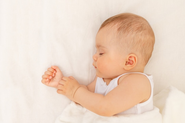 Bébé fille dormant dans un lit blanc sommeil bébé sain