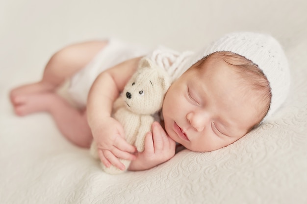 bébé fille nouveau-née sur fond clair