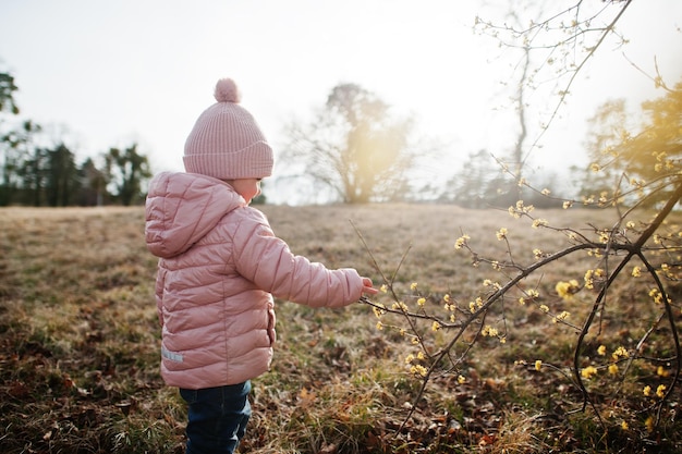 Bébé fille porter une veste rose marchant au parc de Valtice République Tchèque