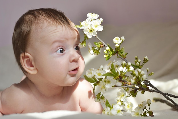 Un bébé avec une fleur dans la bouche