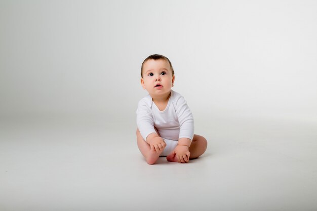 bébé, garçon, 9, mois, blanc, Body, séance, blanc, mur