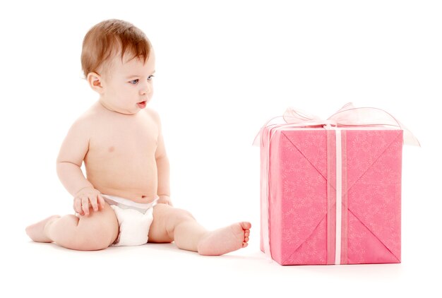 bébé garçon en couche avec grand coffret cadeau