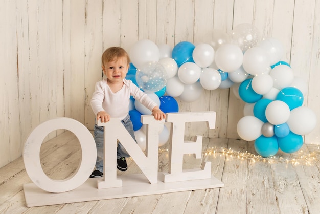 Bébé garçon avec les lettres un