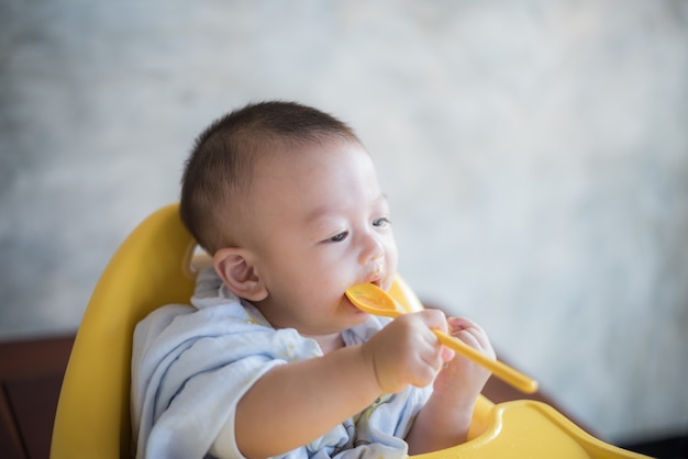 bébé garçon, manger de la nourriture