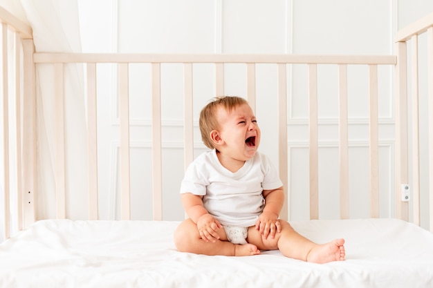 Bébé garçon pleure dans son berceau