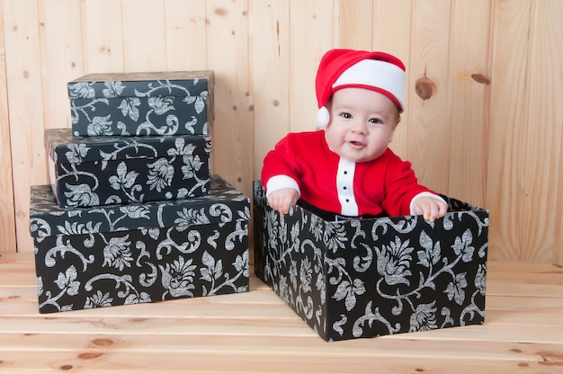 bébé habillé comme le Père Noël ou Noel à Noël