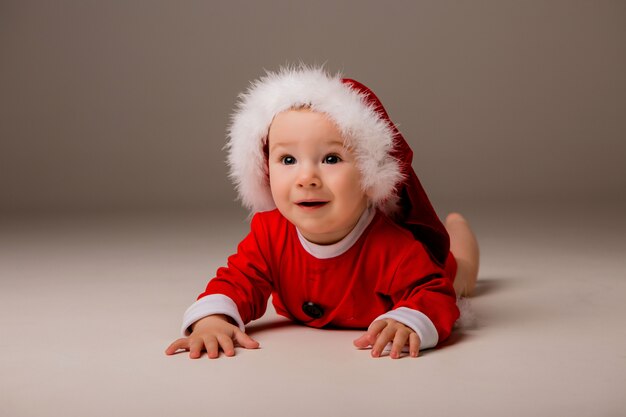 Bébé habillé comme père noël