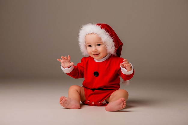 Bébé habillé comme père noël