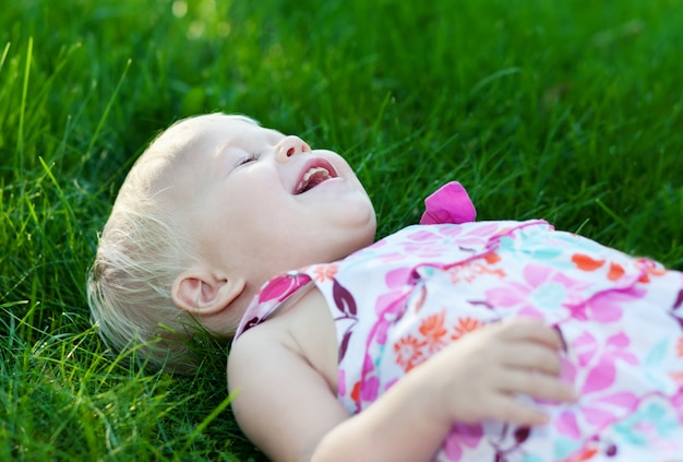 Bébé sur l&#39;herbe verte