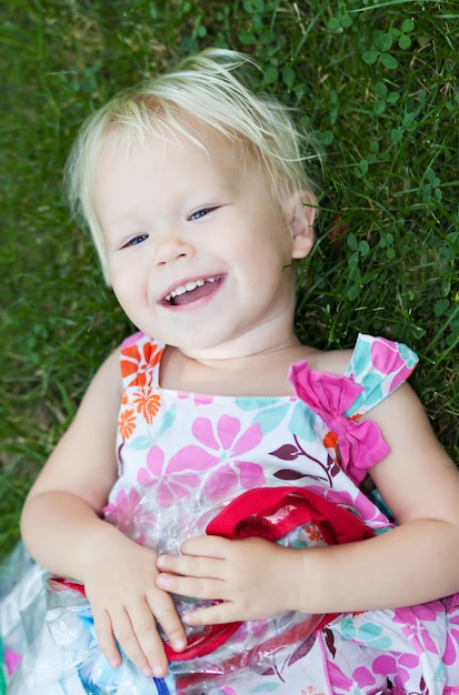 Bébé sur l&#39;herbe verte