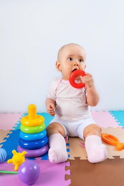 Un bébé heureux joue avec une pyramide de jouets. Jouets éducatifs pour les tout-petits