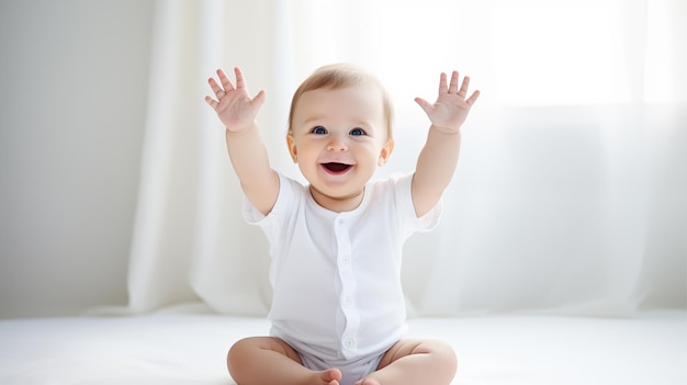 Le bébé heureux a levé les mains.