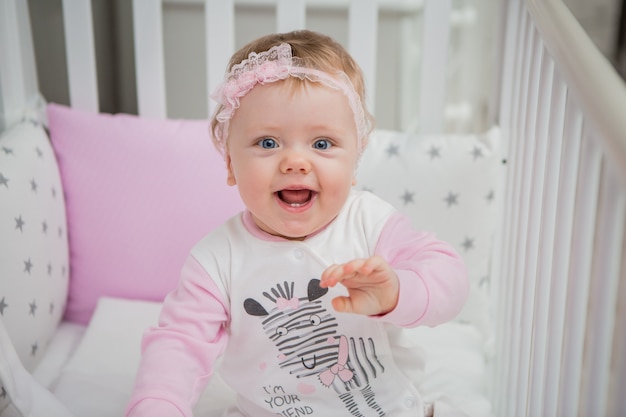 bébé heureux sur un lit à la maison