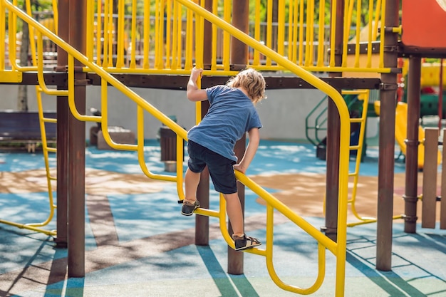 Bébé heureux mignon drôle jouant sur le terrain de jeu. L'émotion du bonheur, du plaisir, de la joie