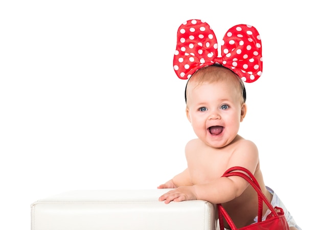 Bébé heureux avec un noeud à pois sur la tête