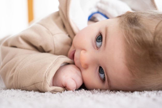 Bébé heureux rampant sur le sol ou la moquette