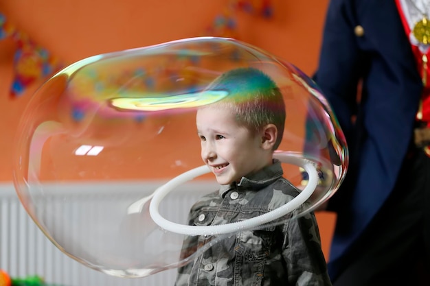 Le bébé à l'intérieur de la bulle de savon.