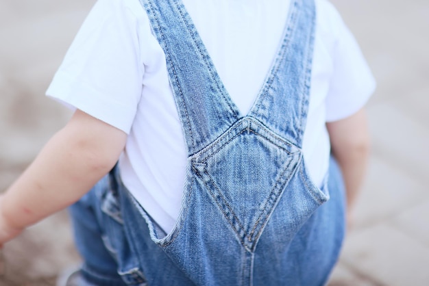 bébé jeans combinaison garçon marche en été