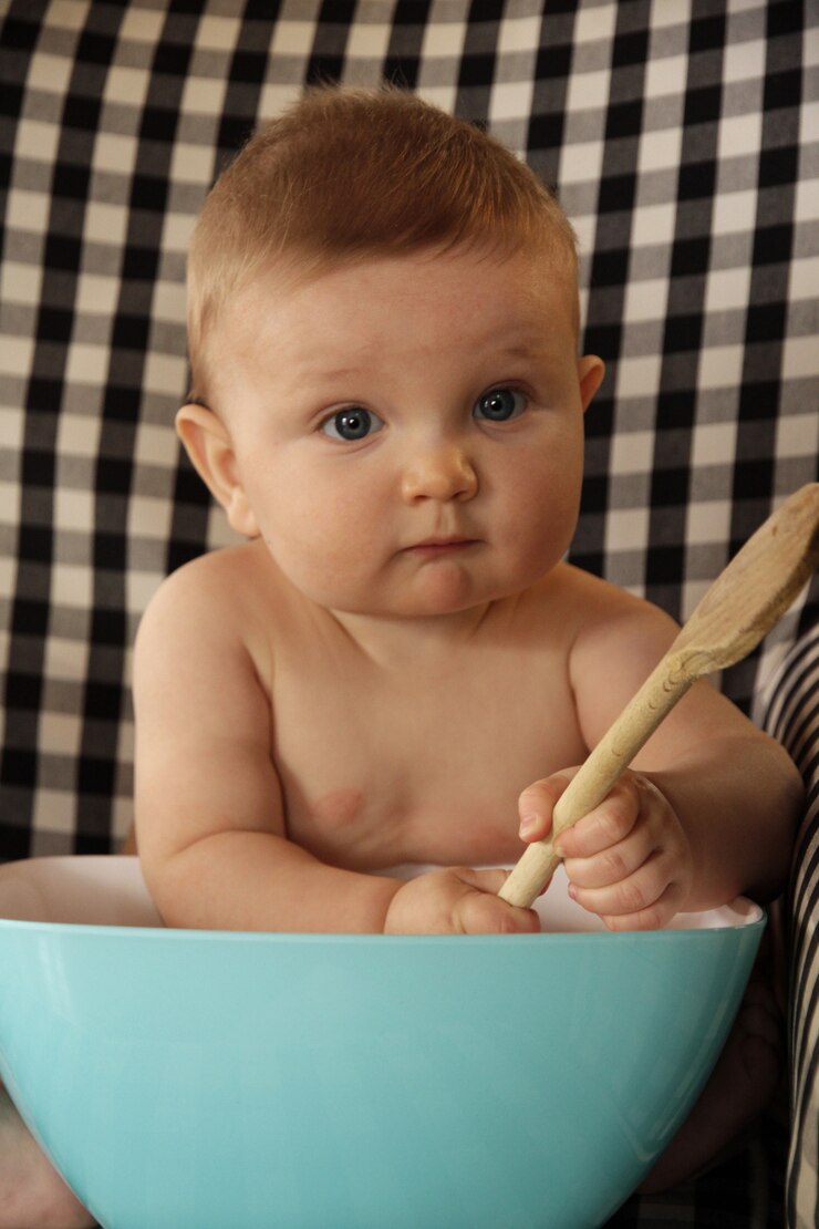 Photo bébé jouant avec un bol