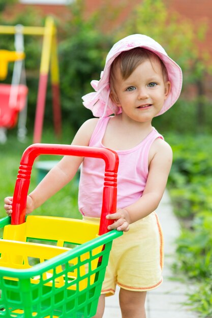 Bébé jouant avec un camion dans le jardin