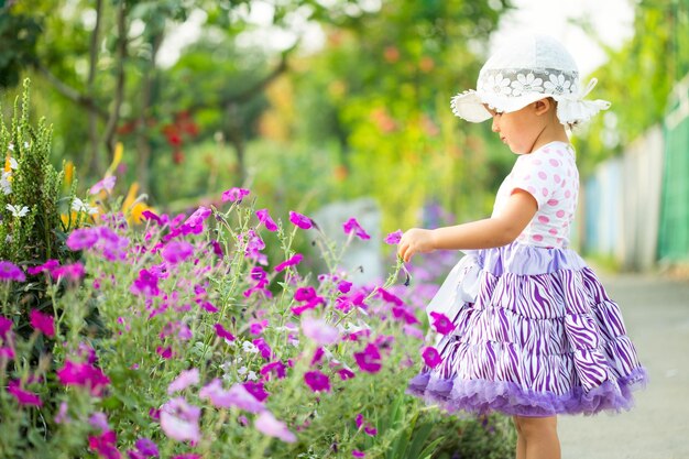 Photo bébé jouant dans le parc