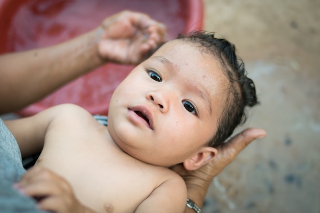 bébé jouant de l&#39;eau dans la baignoire